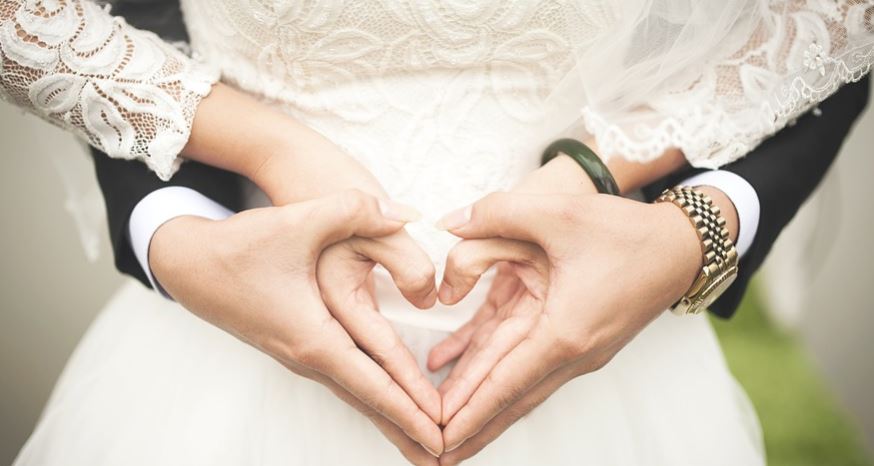 Contagiati dal Covid durante il matrimonio, muoiono i genitori degli sposi