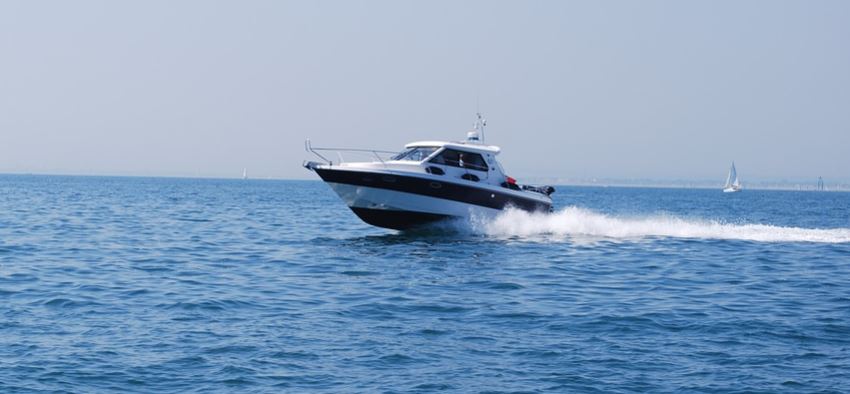 Sesso sul motoscafo in mezzo al lago di Como: il video finisce sui social