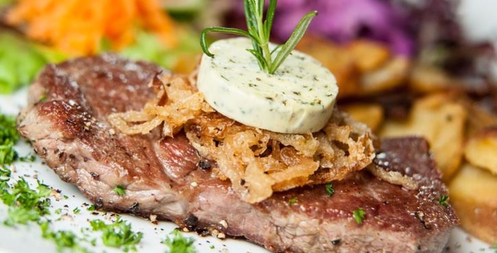 La bistecca cruda “riprende vita”, il video choc fa il giro del web