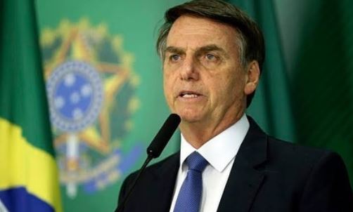 Bolsonaro, che gaffe! Prende in braccio nano scambiandolo per un bambino – Video