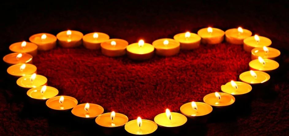 Scrive “vuoi sposarmi?” con 100 candeline e la casa va a fuoco