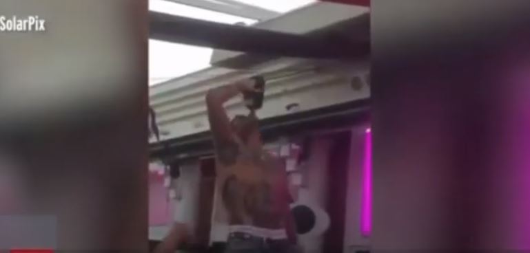 Spagna, dj sputa il drink sulla folla…poi tutti bevono dalla stessa bottiglia – Video