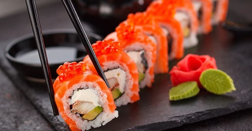 Spendono 180 euro in sushi e scappano senza pagare il conto