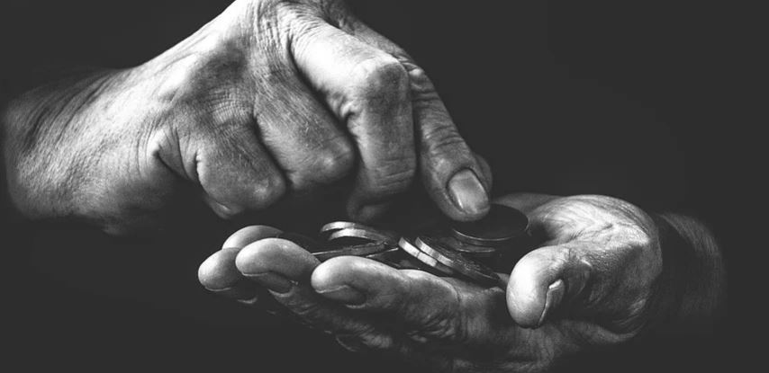 Incassa per 24 anni la pensione del vicino defunto, anziana rischia condanna