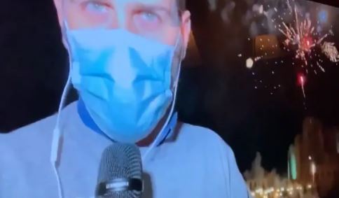 SkyTg24, l’inviato parla dell’aumento dei contagi e alle sue spalle accade qualcosa di “spettacolare”