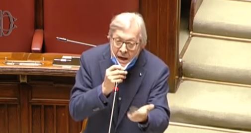 Sgarbi alla Camera: “Ho avuto il Covid e ho il cancro, parlo senza mascherina”