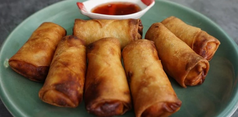 Acquista un involtino primavera e ci trova dentro un dito: disposto l’esame del Dna