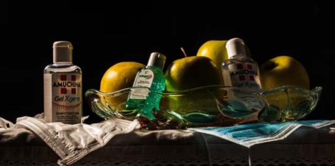 Bevono igienizzante per le mani al posto dell’alcol, festa finisce in tragedia