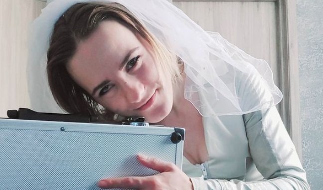 24enne sposa la sua valigetta: “Per me gli oggetti sono migliori delle persone”
