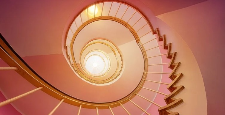 Sorpresi a fare sesso nell’androne del palazzo: multati due 40enni