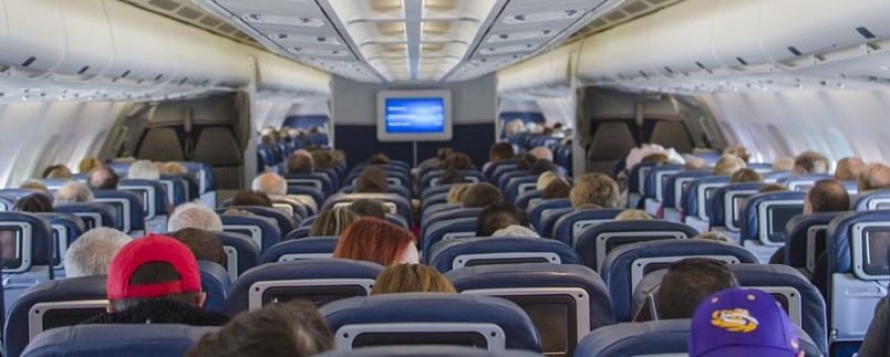 Uomo con “chiari sintomi da Covid” muore durante il volo, i passeggeri: “Tremava e sudava”