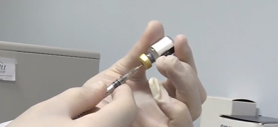 No vax si presenta all’hub per fare il vaccino con un braccio in silicone: denunciato