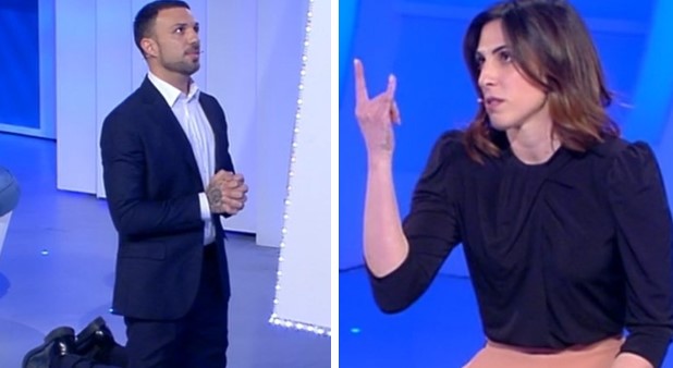 Il fidanzato fedifrago si inginocchia e dice: “Fatti dare un martello e spacca il mio telefono”