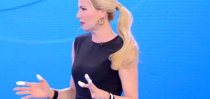 Federica Panicucci in tv con le dita fasciate: “Ho avuto un incidente”
