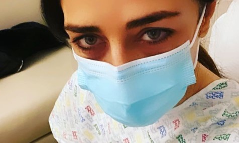 Il braccio destro di Maria De Filippi di nuovo sotto i ferri: “E’ stato molto doloroso”