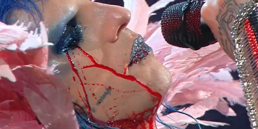 Achille Lauro piange lacrime di sangue sul palco dell’Ariston – Video