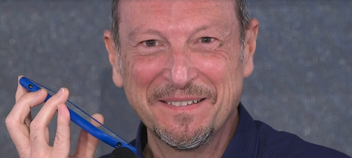 Amadeus al giornalista: “Chiedi scusa per la parola ‘flop’, non sei stato onesto”