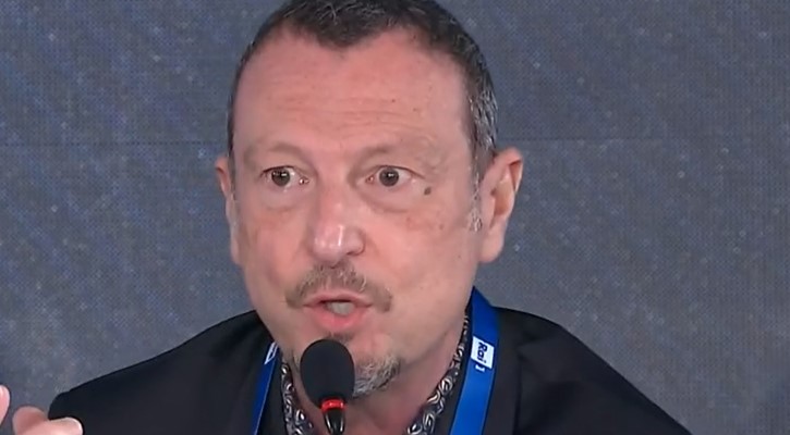 Amadeus analizza il calo di ascolti: “Il Paese è in guerra e la gente è disperata”