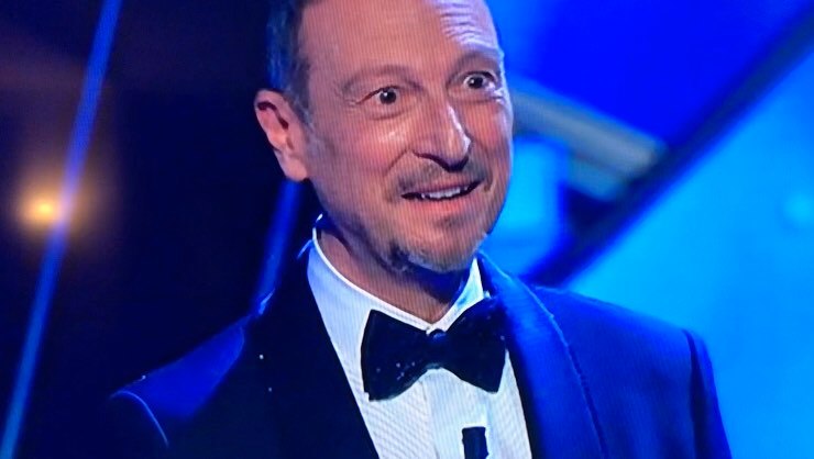 Sanremo, Amadeus apre il Festival facendosi il segno della croce