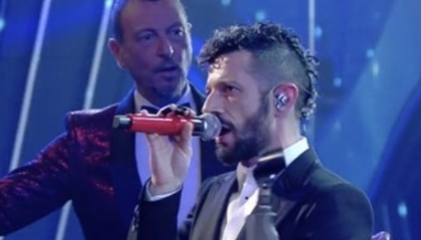 A Sanremo non ne va dritta una: Amadeus interrompe l’esibizione