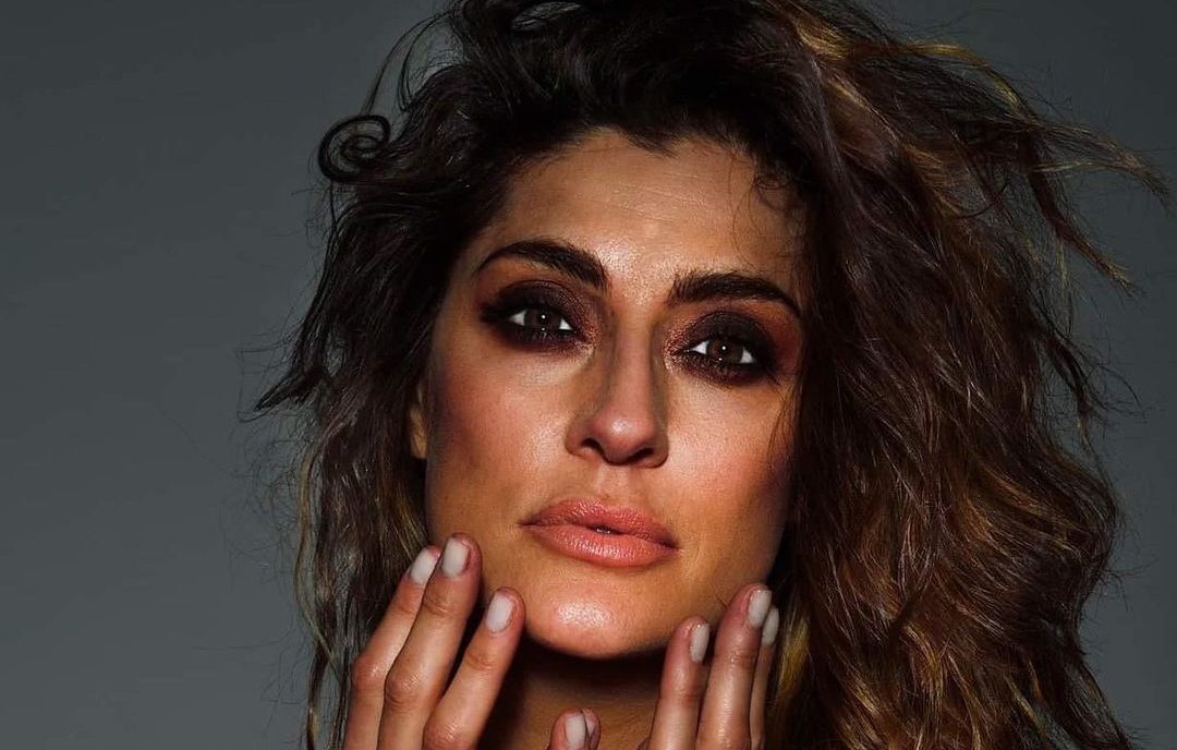 Elisa Isoardi, la stampa britannica celebra la sexy naufraga: “Incantevole”