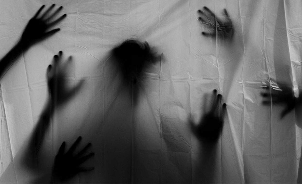 Installa una telecamera in casa per “catturare” i fantasmi ma fa una scoperta choc