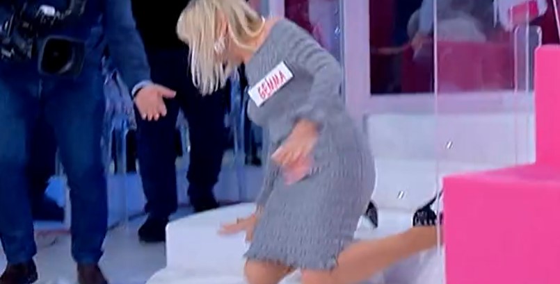 Gemma cade rovinosamente dalle scale: il sangue, i soccorsi e la reazione di Tina