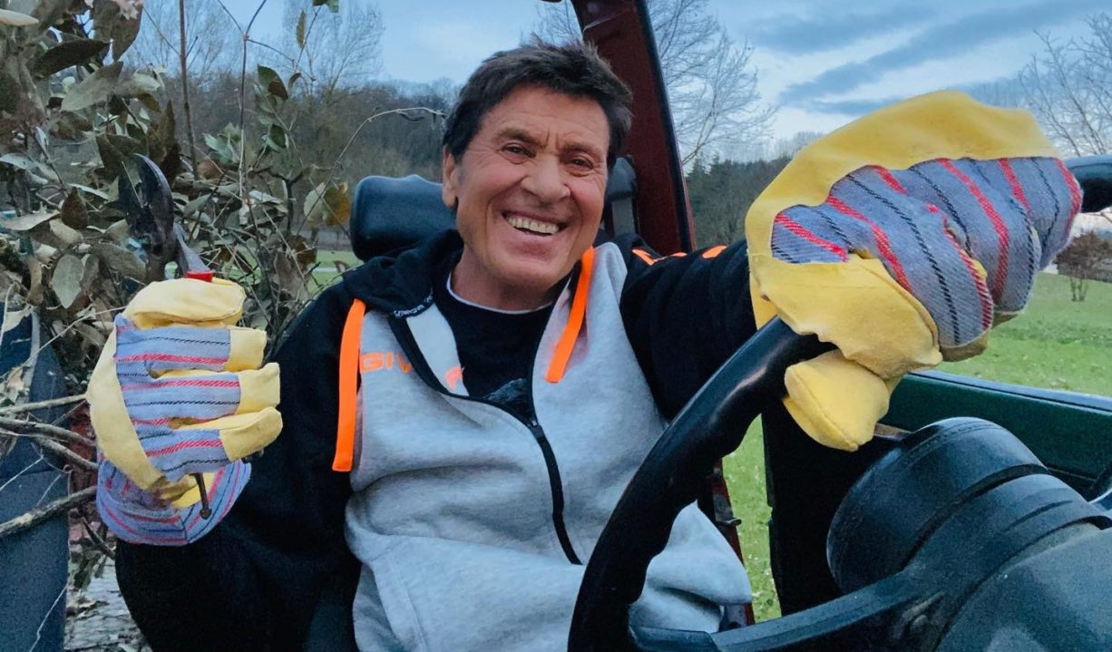 Gianni Morandi cade tra le fiamme e si ustiona: ecco come sta adesso