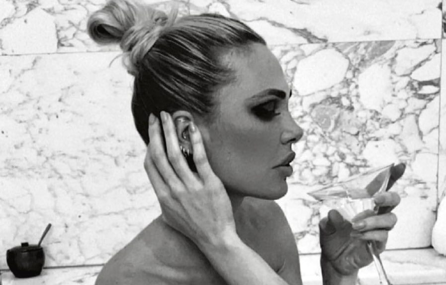 Ilary Blasi nuda nella vasca da bagno, il commento di Totti spiazza tutti