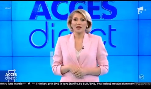 Donna nuda irrompe in uno studio tv e lancia un sasso contro la conduttrice