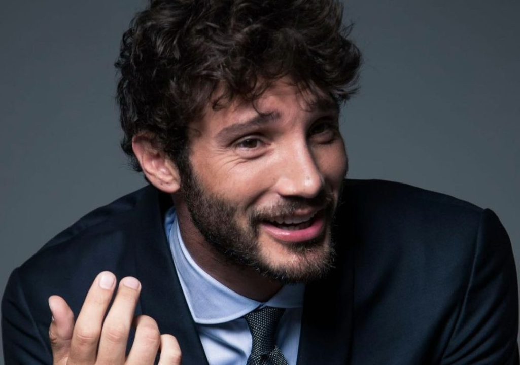 Stefano De Martino canticchia il brano di Emma, poi fa il piacione e Maria lo “fulmina”