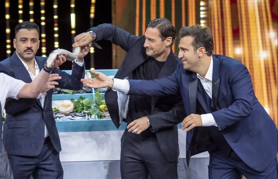 Totti-show a “Felicissima Sera”: “Mia moglie Ilary somiglia al Ken Umano”