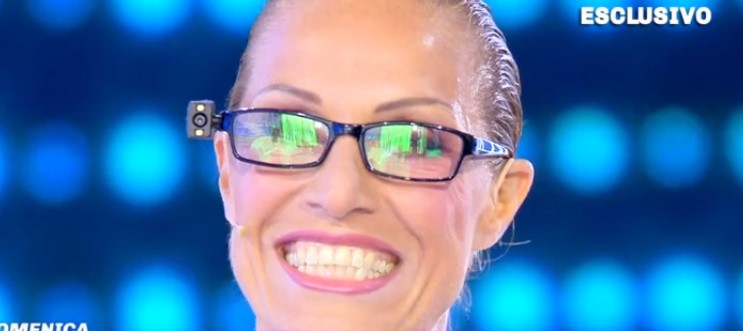 Annalisa Minetti con gli occhiali speciali: “Riesco a leggere e vedo i volti”