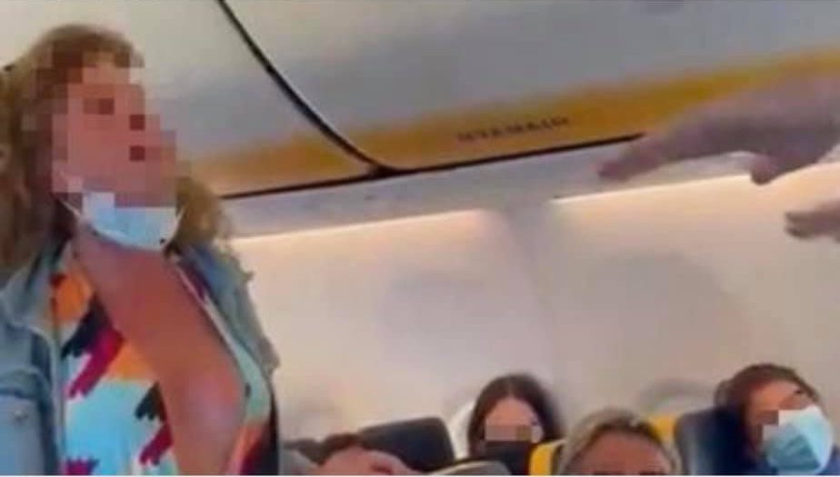 Bagarre sul volo Ibiza-Bergamo, la passeggera che ha dato in escandescenze è stata denunciata