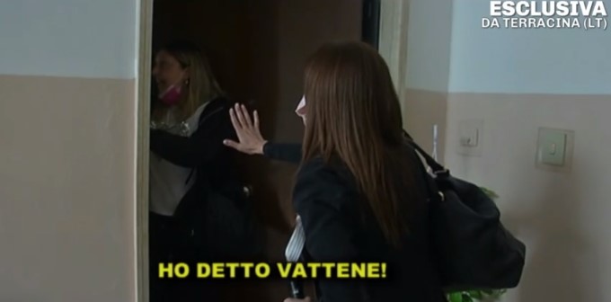 “Pomeriggio Cinque” a casa dell’accumulatrice seriale: urla e spintoni in diretta