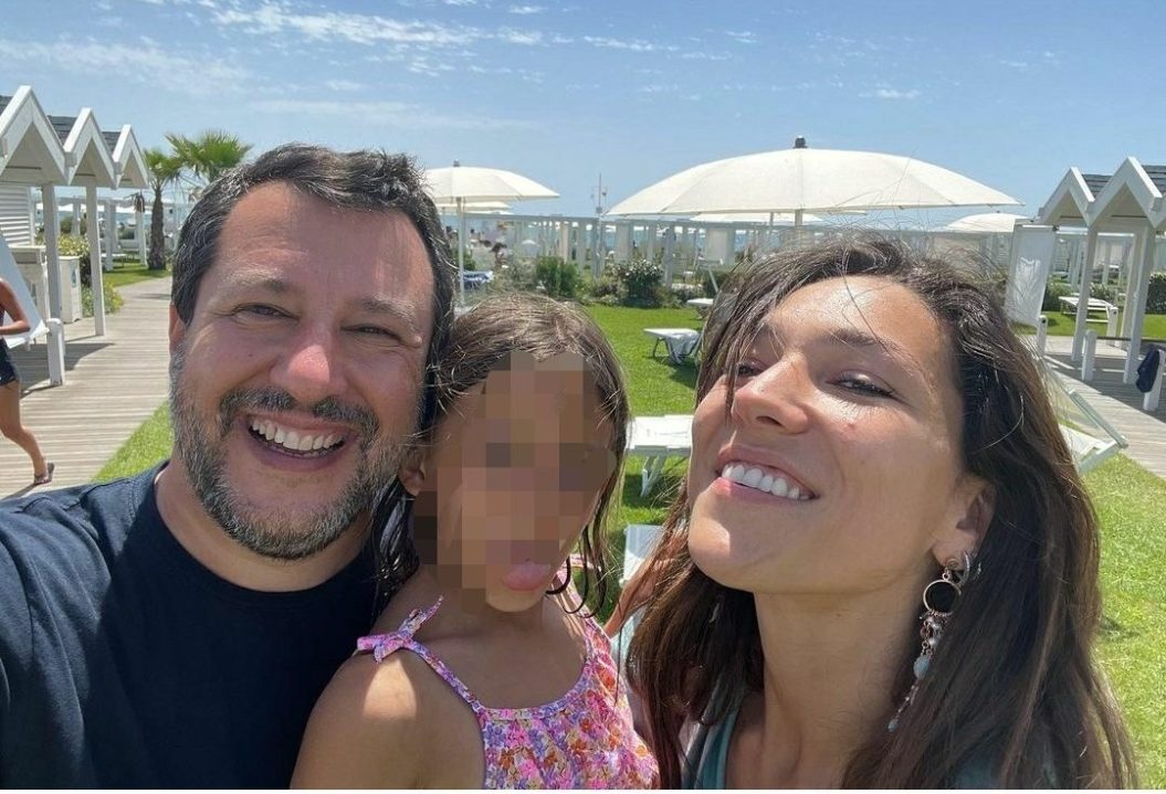 Salvini e fidanzata: “Ibiza, Mykonos? Noi preferiamo il mare di Ostia”