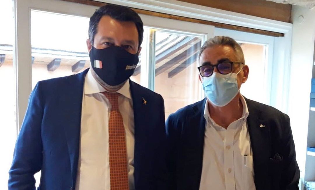 Matteo Salvini, guardate cosa fa con la mascherina! Il video è virale