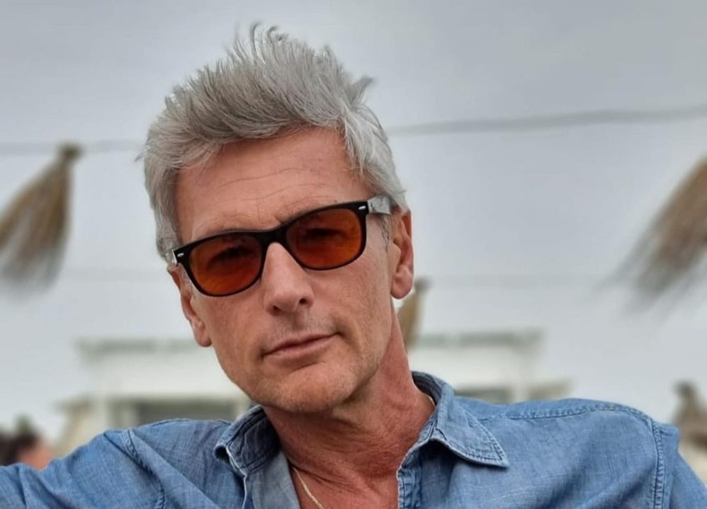 Roberto Farnesi papà a 52 anni, la fidanzata 28enne è incinta