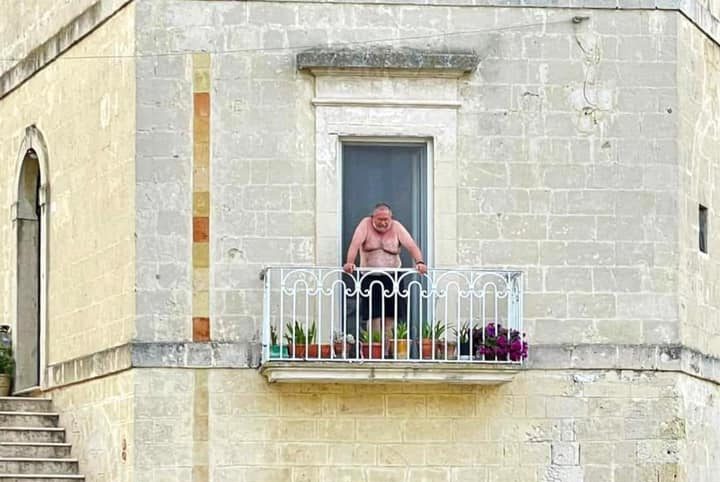 Parla il prof a petto nudo sopra i Big del G20: “Perchè non avrei dovuto mostrarmi così?”