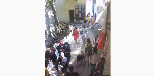 Choc a Positano, “uomo cane” tenuto al guinzaglio si fa strada tra la folla