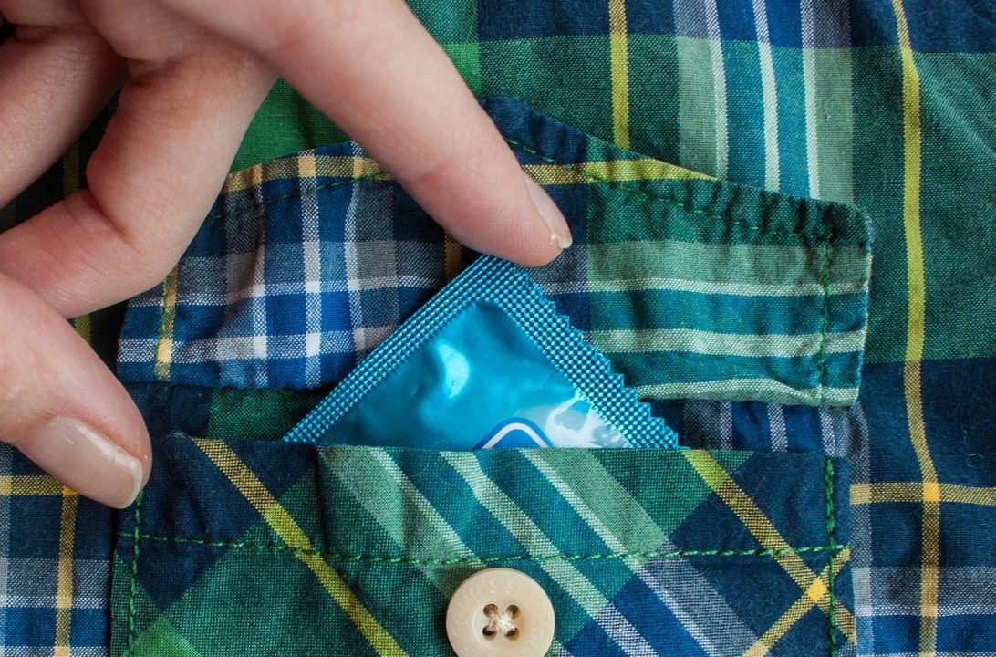 Usa la colla al posto del preservativo: muore dopo il sesso