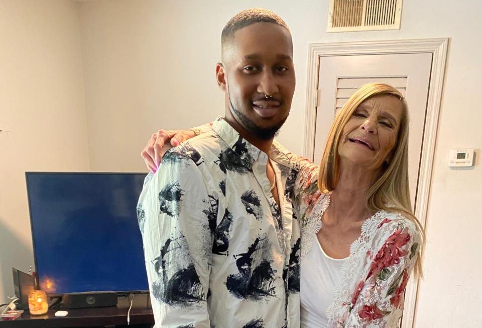 A 61 anni si fidanza con un 24enne: “La nostra vita sessuale è fantastica”