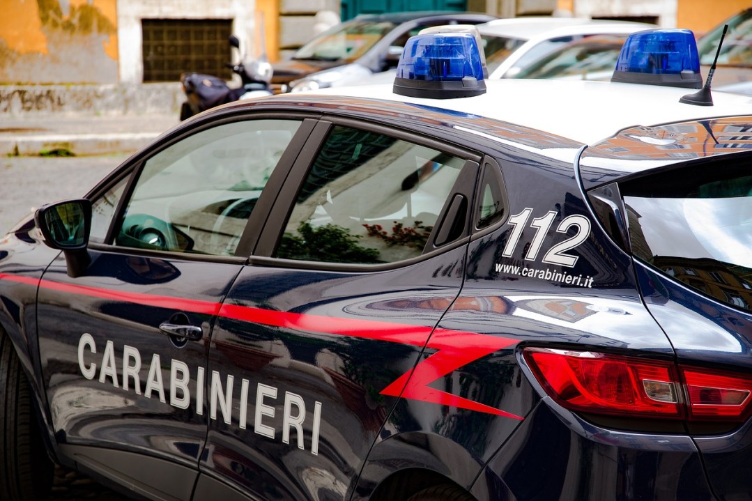 “Voglio essere arrestato”, si attacca al citofono e danneggia la caserma dei carabinieri