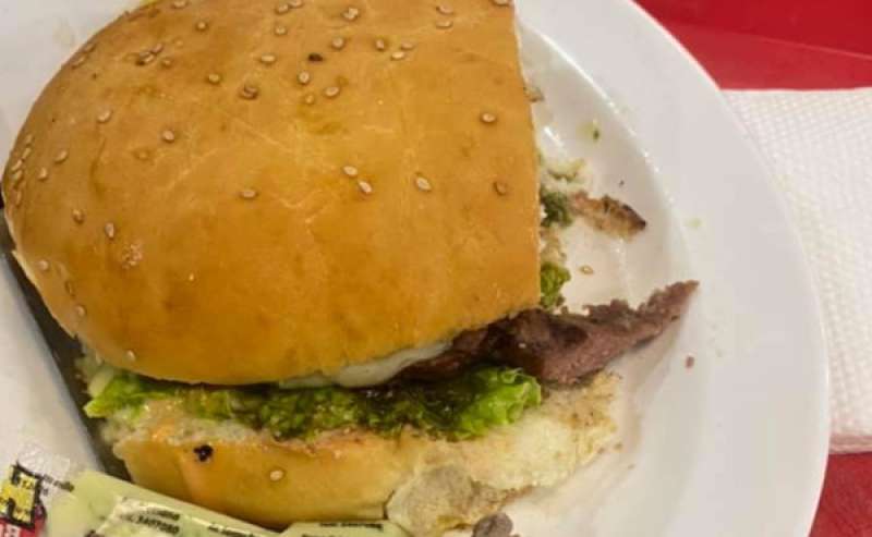 Orrore al fast food: addenta un hamburger e fa una scoperta raccapricciante