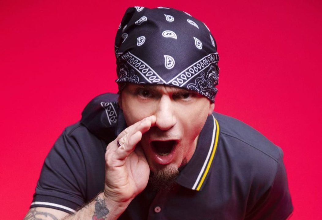 J-Ax: “I no vax vogliono bastonarmi, investirmi e riempirmi di botte”