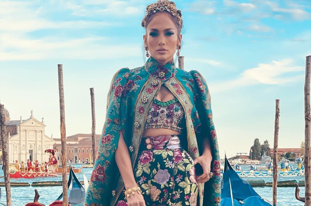 Dal cartellino sulla mantella alle foto ritoccate, le “gaffe” di Jennifer Lopez a Venezia