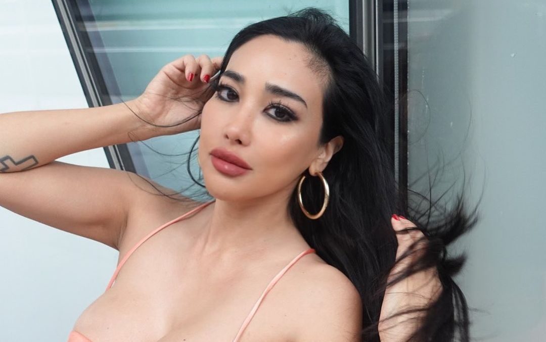 Sesso dopo 12 anni di castità, gli amici le danno “ripetizioni”