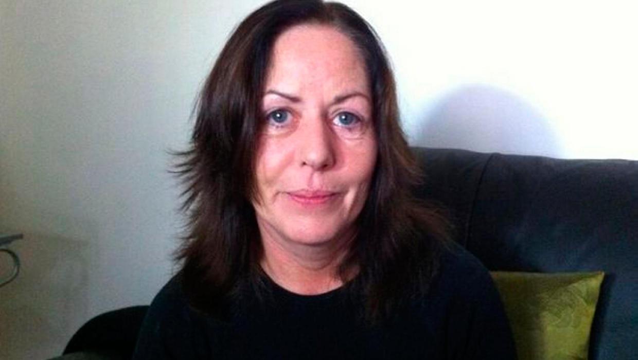 Vince 27 milioni di sterline alla lotteria, trovata morta in casa: “Prima ero felice”