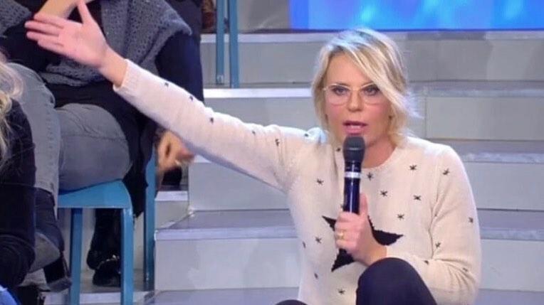 Caos a “Uomini e Donne”: “Maria De Filippi ha cacciato uno dei tronisti”