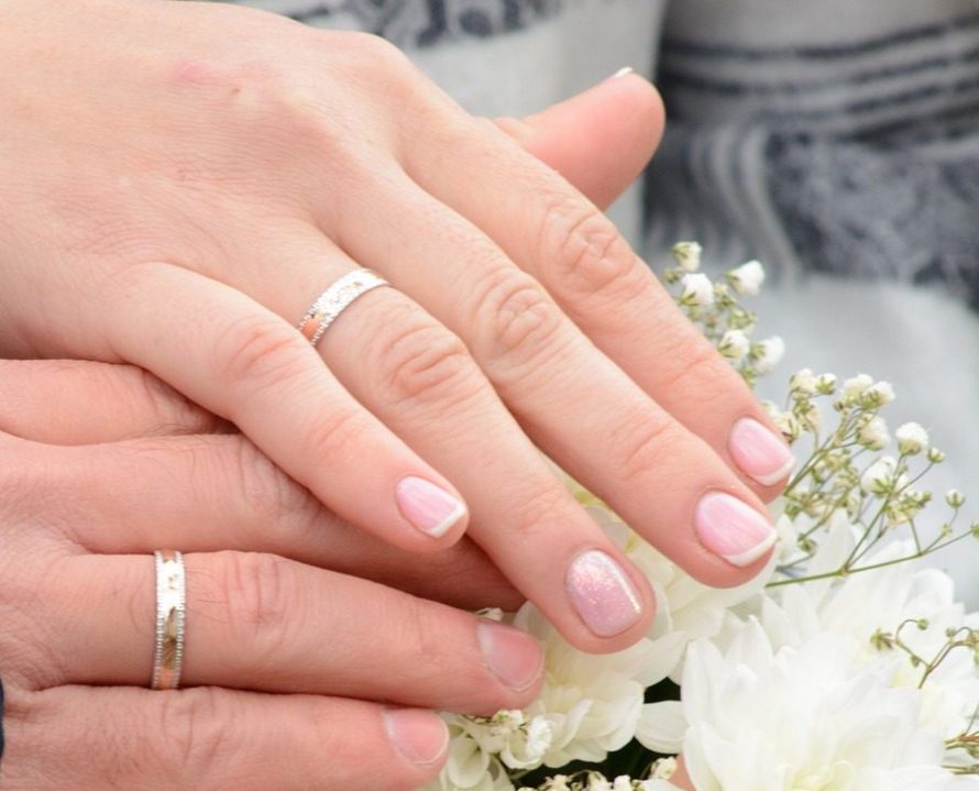 Lei diventa uomo, lui diventa donna: “Adesso ci sposiamo”